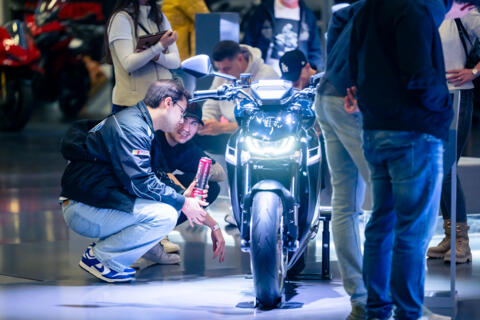 intermot_25_013_041