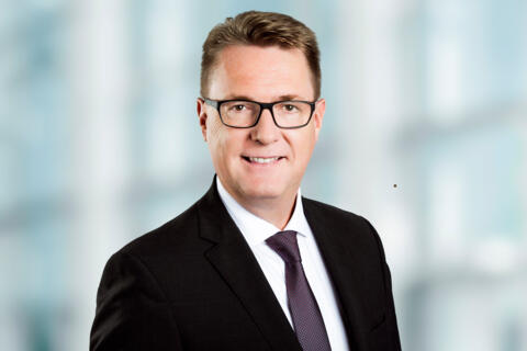 200_portrait_16_004_064